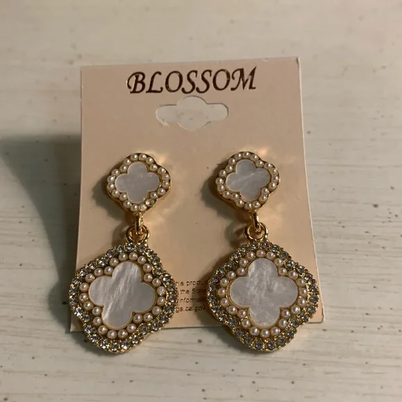 BLOSSOM GORGEOUS CLOVER STUDDED EARRINGS - Picture 2 of 3